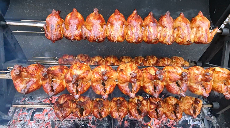 Grilētas vistas, cūka uz iesma, grilēts jērs, grilēts sivēns