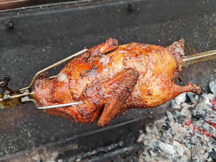 Pīle sulīga uz oglēm cepta