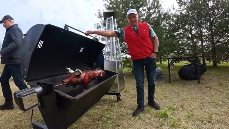 "cūkas grilēšana" "cūka uz iesma" pildīts sivēns"