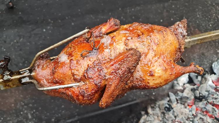 Pīle sulīga uz oglēm cepta