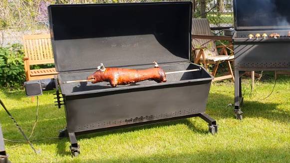 "cūka uz iesma" "pildīts sivēns"